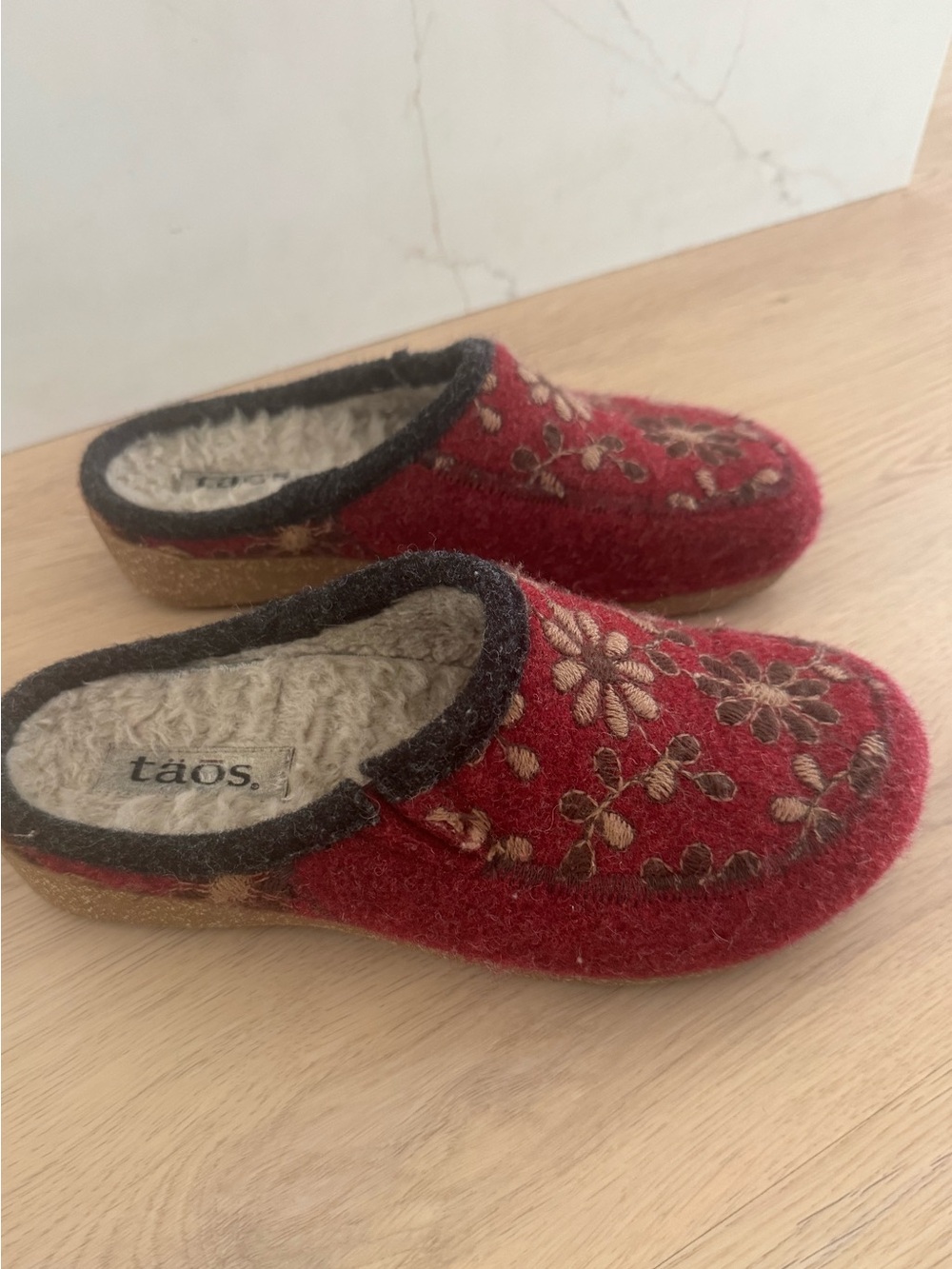Taos Woolderness Red Embroidered Wool Slippers Clogs EU 39 / 9 Made Spain - Picture 3 of 6